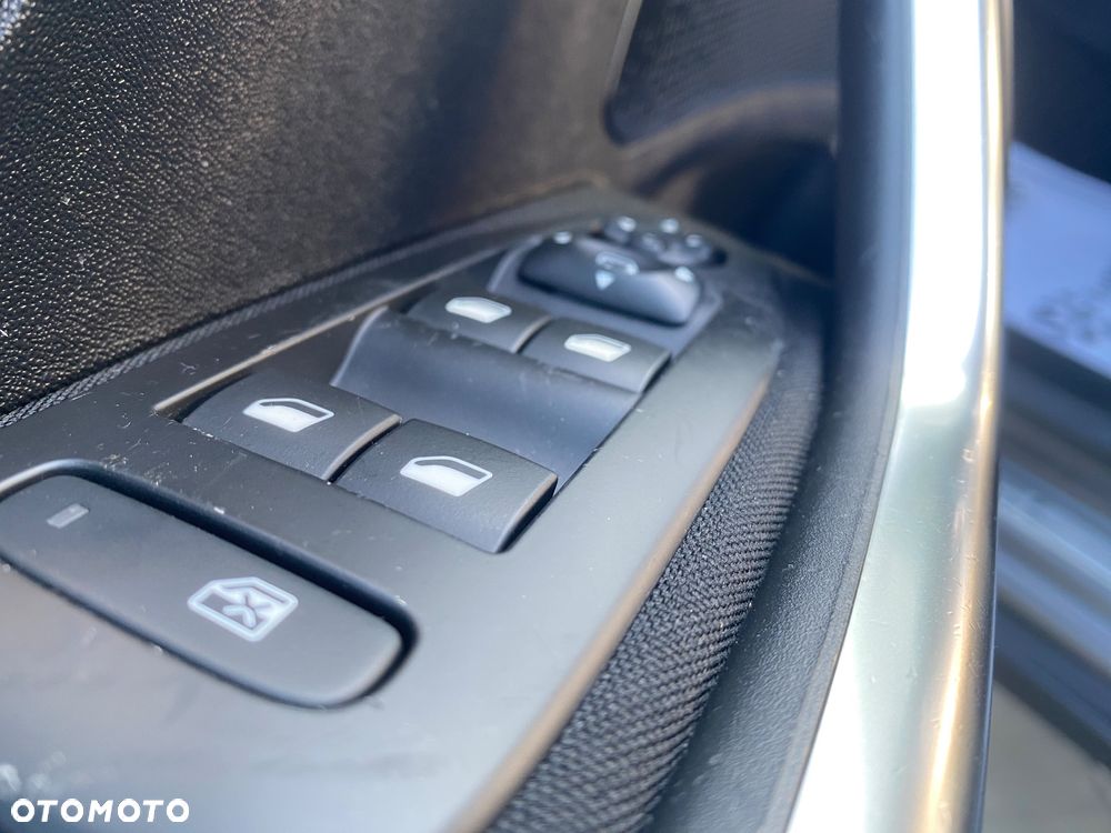 Peugeot 2008 1.2 Pure Tech Allure S&S - 20