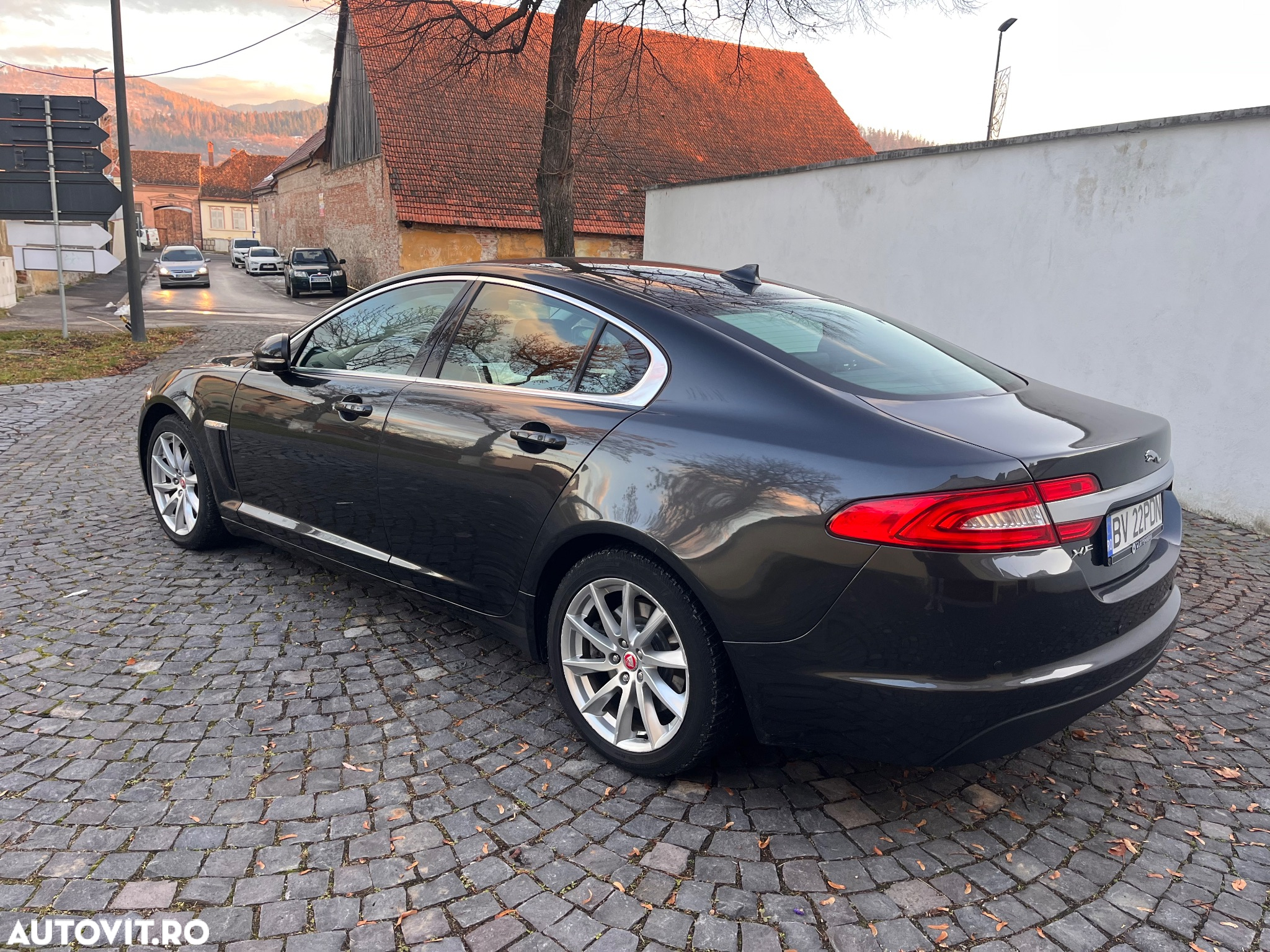 Jaguar XF 2.2D Premium Luxury - 4
