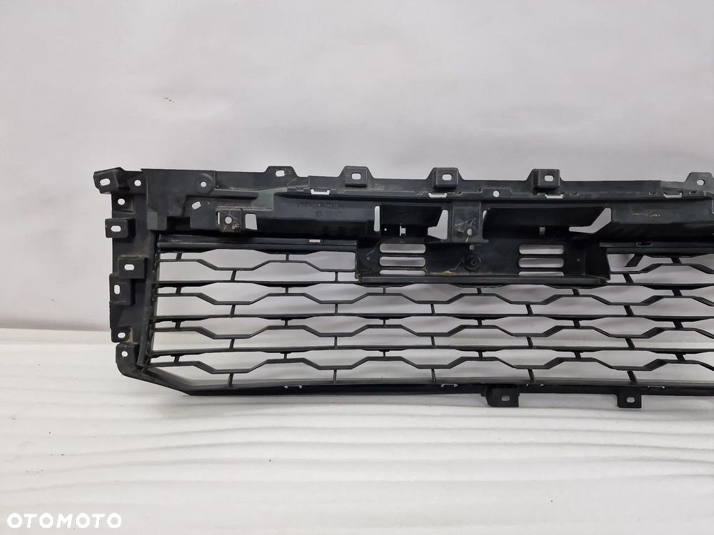 MITSUBISHI L200 19- KRATKA ŚRODKOWA ZDERZAKA PRZEDNIEGO PRZÓD , NR 6402A515 / 6402A536 / 6402A534 / 6402A535 , NR AUKCJI KR349 - 8