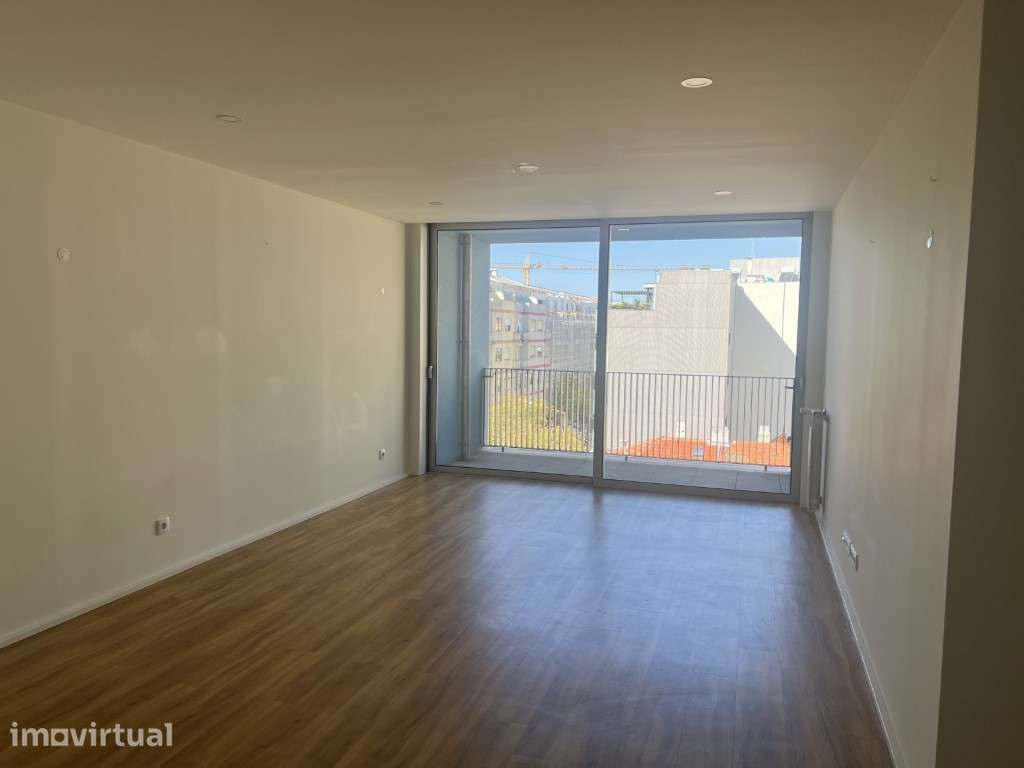 Apartamento T3 com Varanda e 2 Lugares de Garagem em Matosinhos Sul