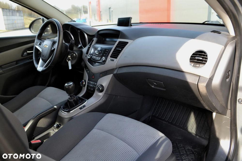 Chevrolet Cruze 1.6 Base - 10