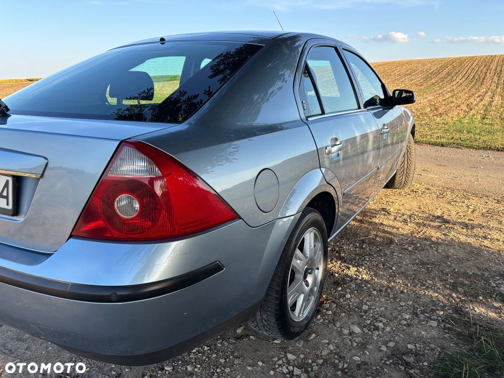 Ford Mondeo 2.0 Ghia - 11