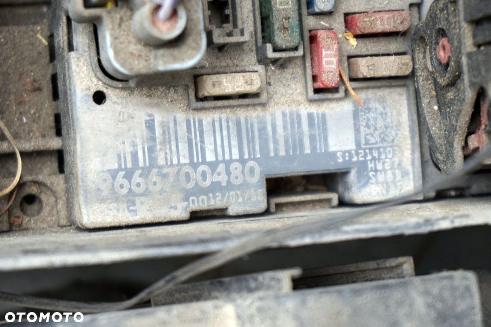 SKRZYNKA BEZPIECZNIKÓW PARTNER III B9 1.6 HDI 9666700480 PEUGEOT 2008-2018 - 2