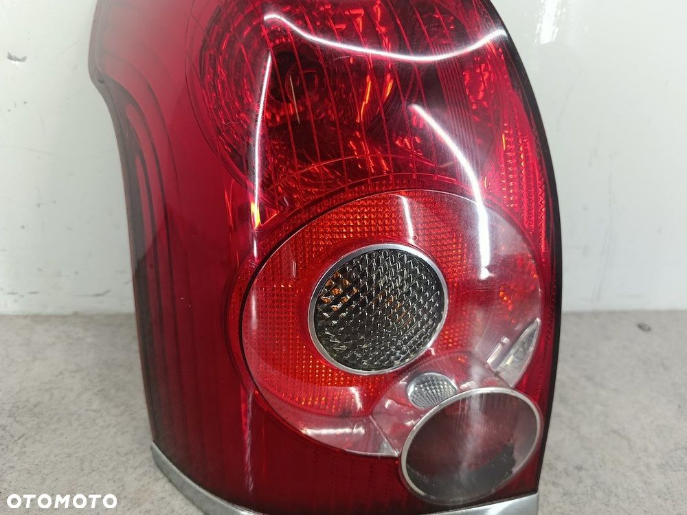 LAMPA TYLNA LEWA TOYOTA AVENSIS II T25 KOMBI - 4
