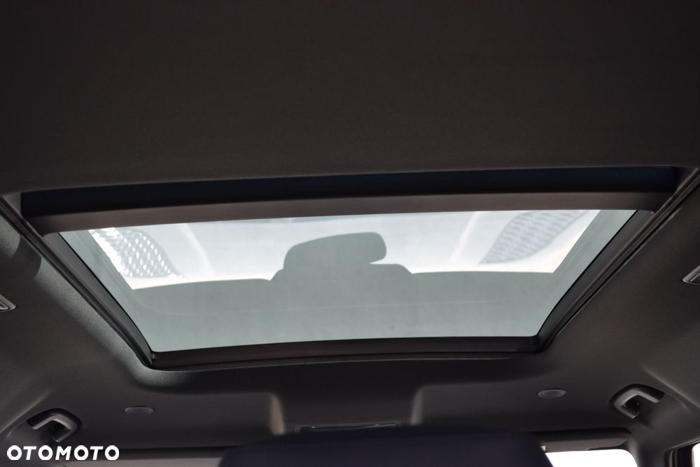 Land Rover Defender 110 D300 X-Dynamic SE - 19