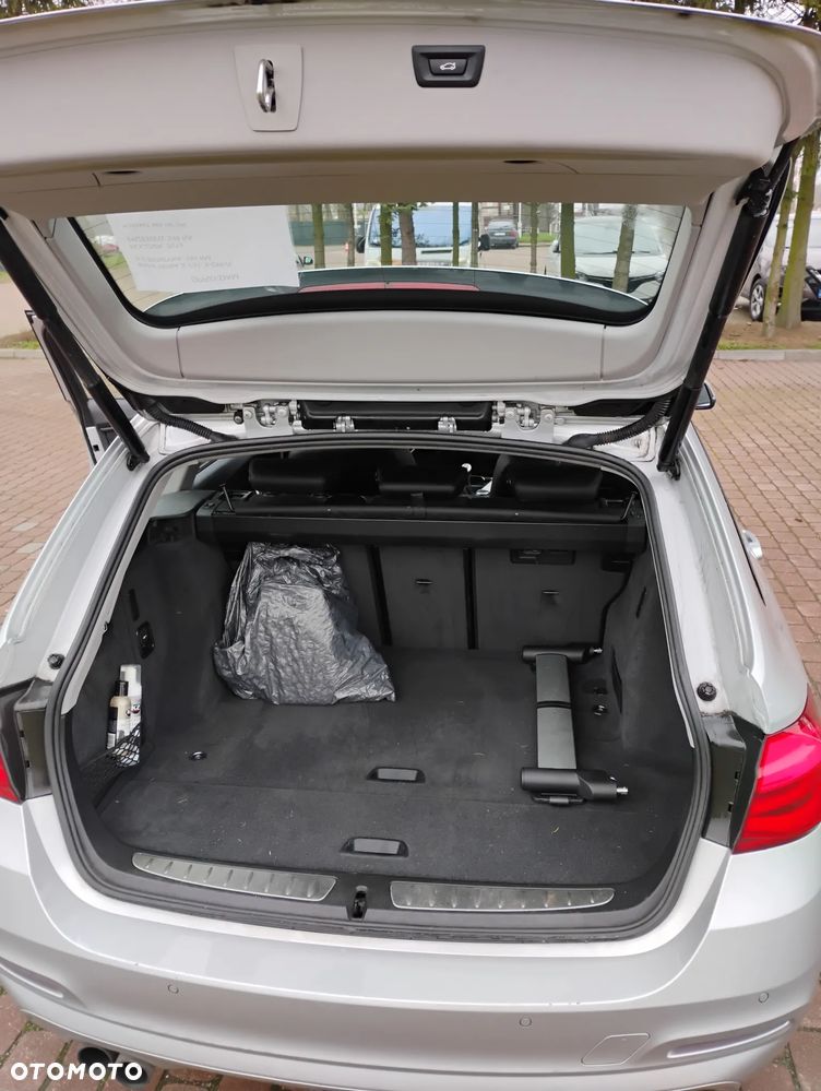 BMW Seria 3 320i xDrive - 9