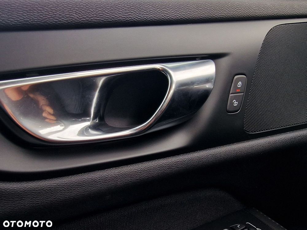 Volvo V60 Cross Country - 32