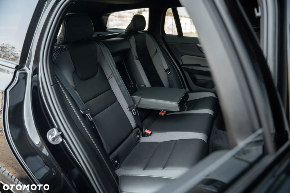 Volvo V60 B4 B DKG Ultimate Dark - 35