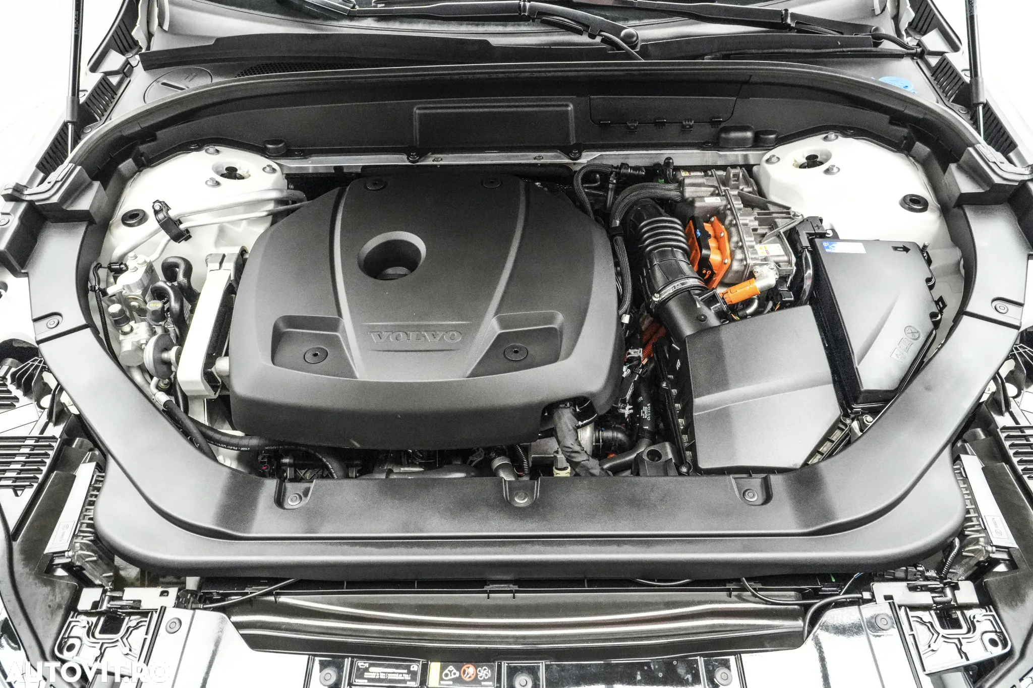 Volvo XC 60 T8 Twin Engine AWD Momentum Pro - 28