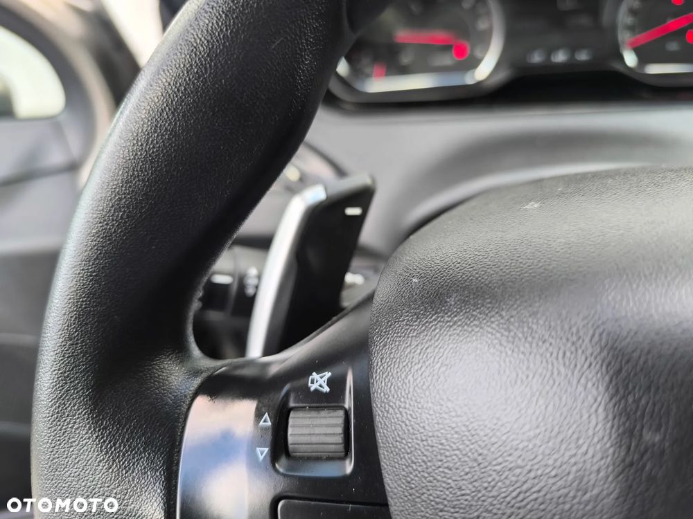 Peugeot 208 - 33