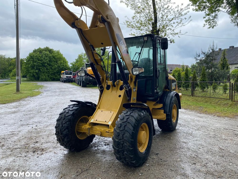 Caterpillar CAT 907H2, 2014 ROK, 6000 MTH, ŁYŻKA OTWIERANA + WIDŁY, z NIEMIEC, SUPER STAN, - 15