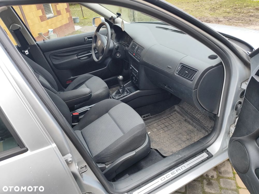 Volkswagen Golf 1.6 Comfortline - 19