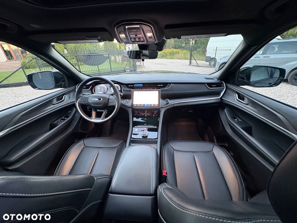 Jeep Grand Cherokee - 22