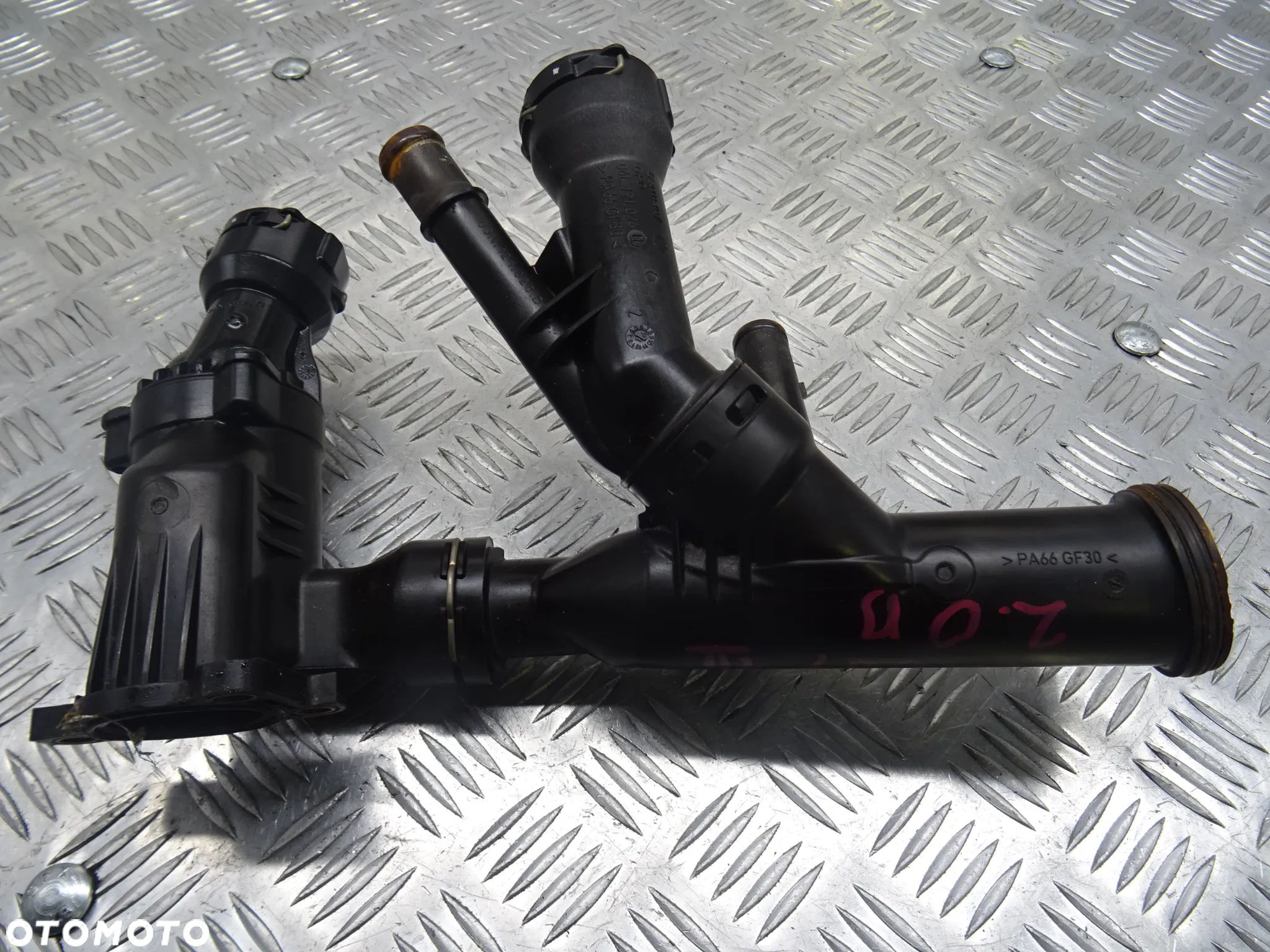 VW CADDY III LIFT 15-20 2K5 2.0TDI OBUDOWA TERMOSTATU KRÓCIEC - 1