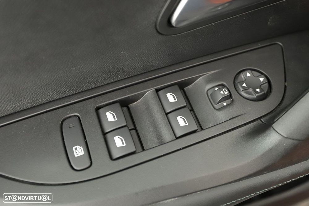 Peugeot 2008 1.2 PureTech Allure EAT8 - 19