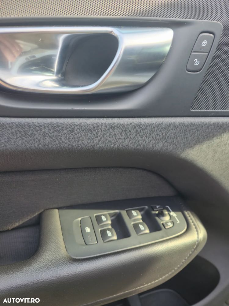 Volvo XC 60 B4 MHEV AT8 FWD Momentum - 20