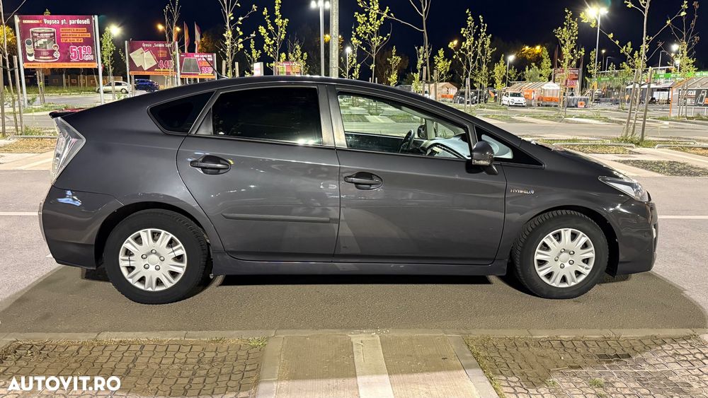 Toyota Prius - 4