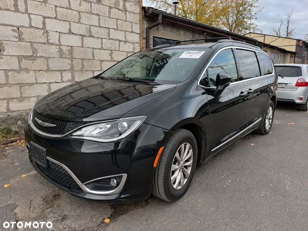Chrysler Pacifica 2017 photo 2