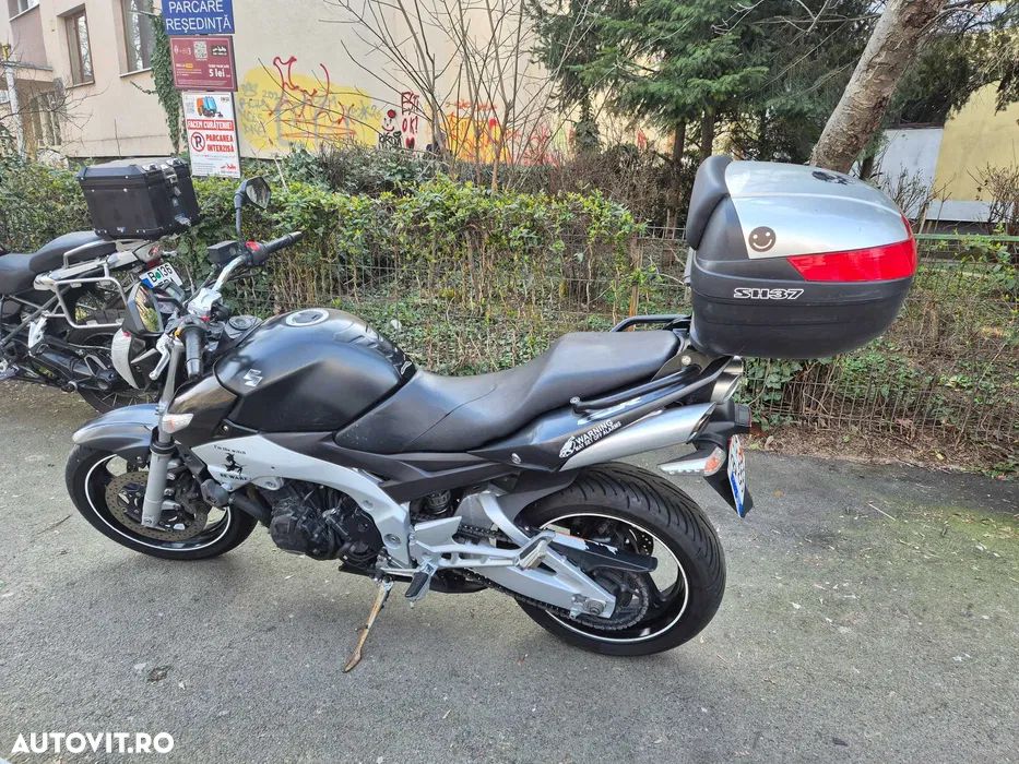 Suzuki GSR 600 - 3