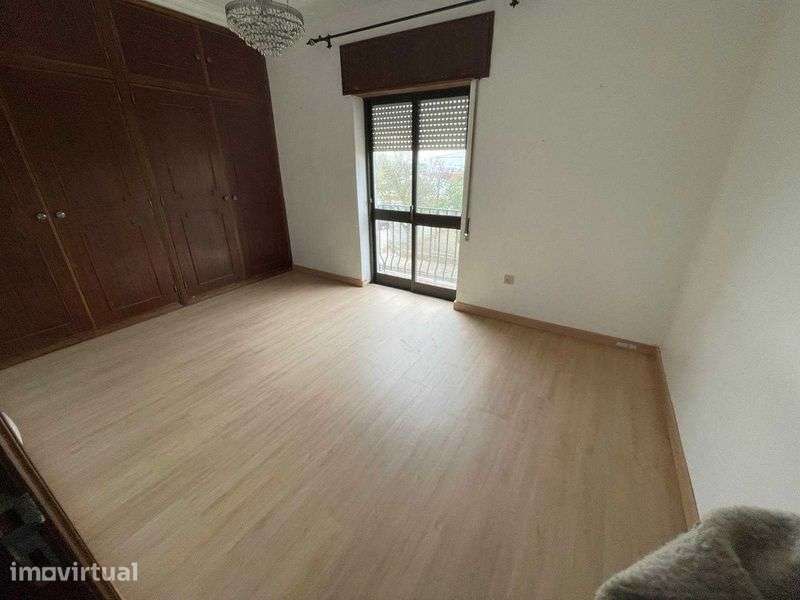 Apartamento T3 em frente à Mário Beirão para arrendamento - Grande imagem: 3/8
