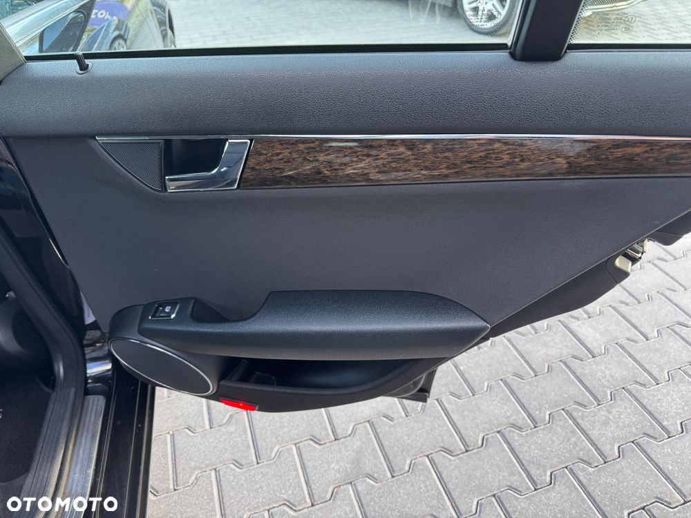 Mercedes-Benz Klasa C 220 CDI DPF Automatik Elegance - 25