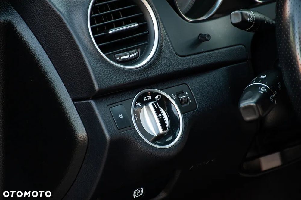 Mercedes-Benz Klasa C 180 T BlueEFFICIENCY Avantgarde - 37