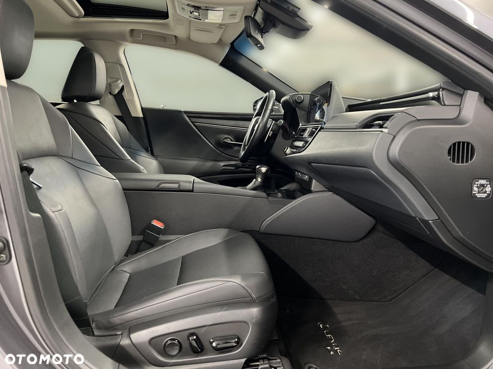 Lexus ES 300h Business Edition - 11