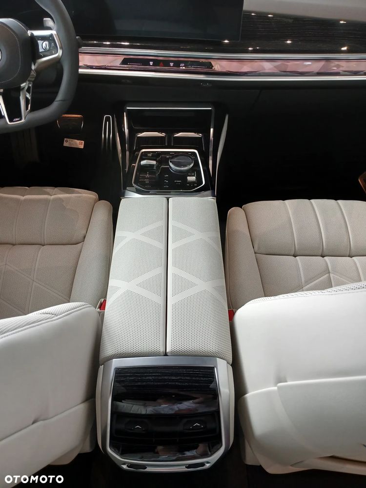 BMW Seria 7 740d xDrive mHEV sport - 33