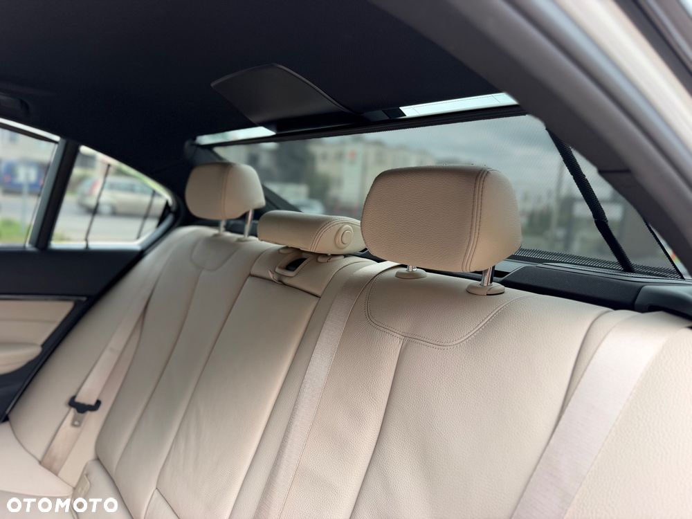 BMW Seria 3 328i xDrive - 25