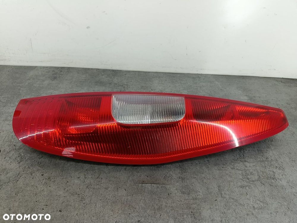 LAMPA TYLNA PRAWA MITSUBISHI COLT VI MR957374 - 2