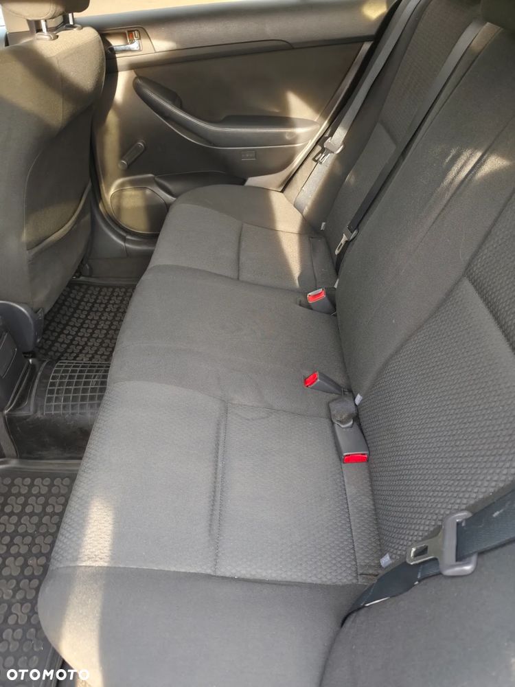 Toyota Avensis 1.6 VVT-i Luna - 21