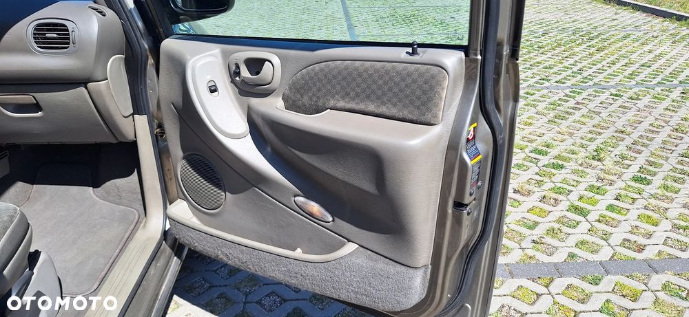 Chrysler Grand Voyager 2.8 CRD LX - 12