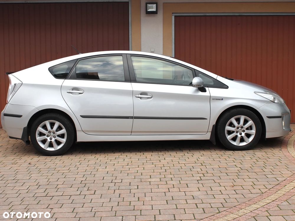 Toyota Prius (Hybrid) Life - 13