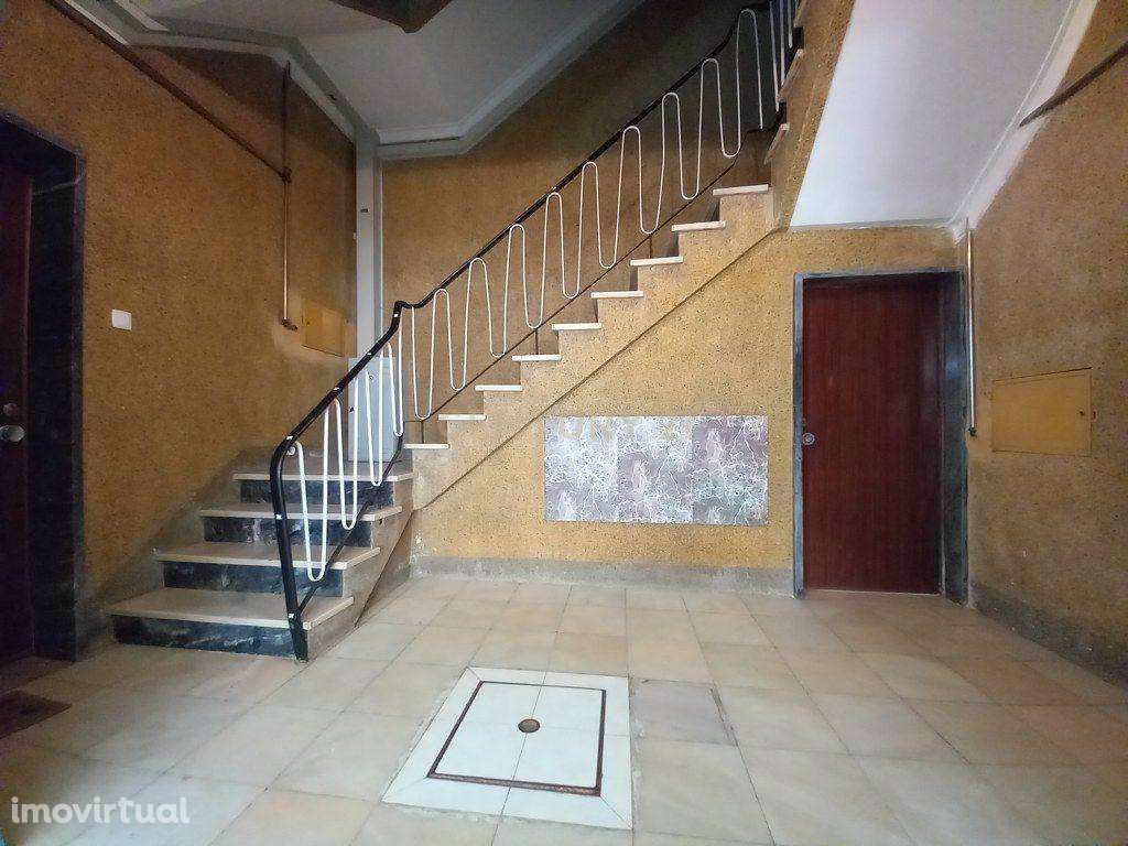 Apartamento T4 renovado no Laranjeiro, Almada - Grande imagem: 2/28