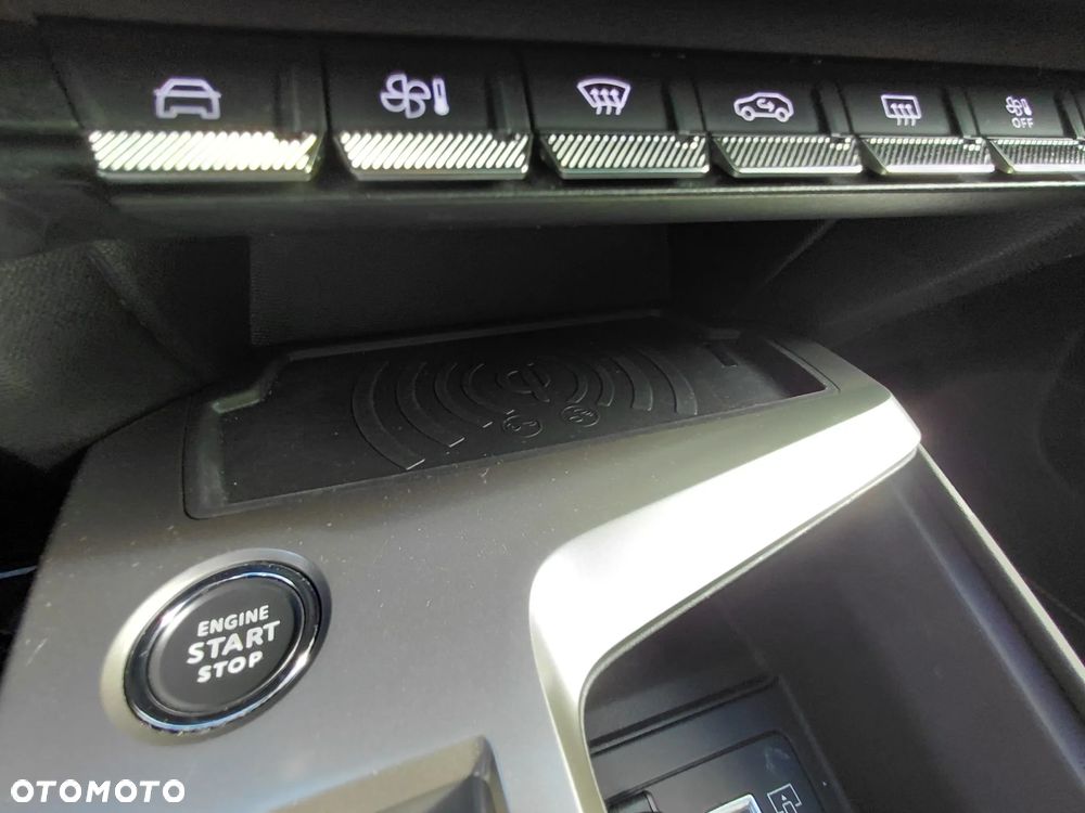 Peugeot 408 1.6 Plug-In Hybrid 180 GT EAT8 - 24