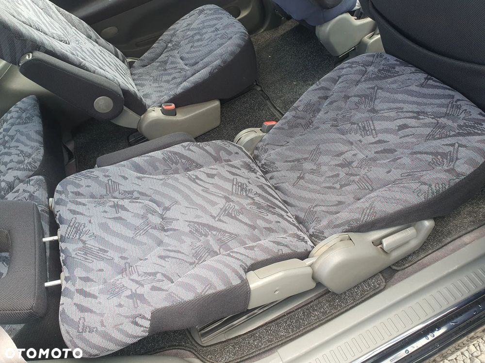 Mitsubishi Space Wagon 2.4 GDI Family - 15