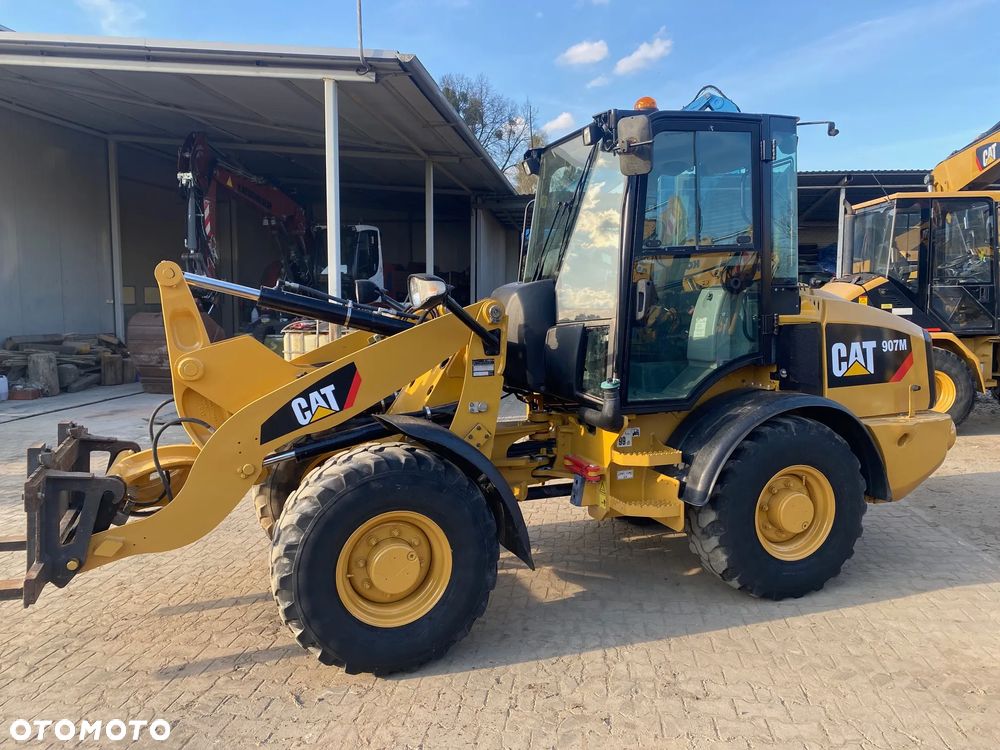 Caterpillar CAT 907M, 3400 MTH, ŁYŻKA OTWIERANA + WIDŁY, z NIEMIEC, SUPER STAN, - 25