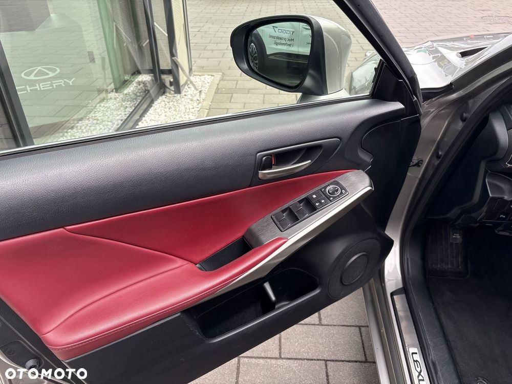 Lexus IS 300h F Sport Edition - 10