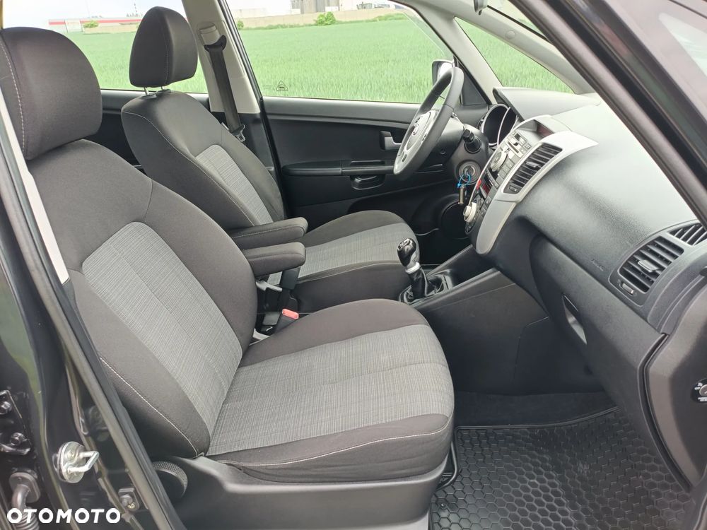 Kia Venga - 10