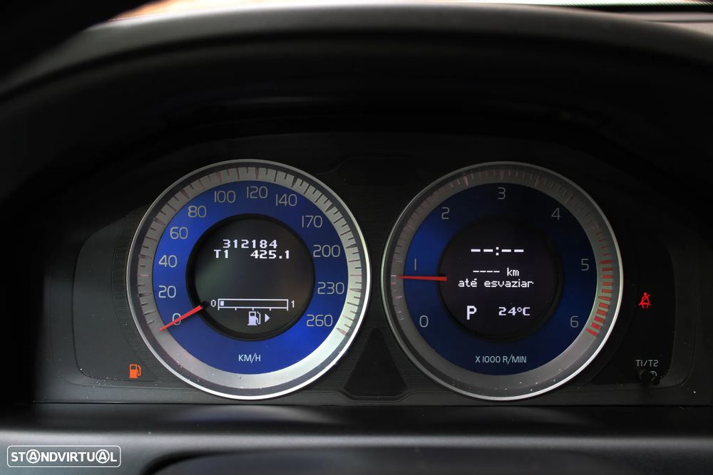 Volvo XC 60 2.0 D3 R-Design Geartronic - 35