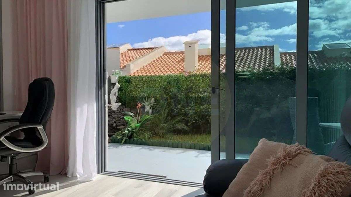 Moradia T3 como nova em Caniço de Baixo, divida em 3 apartamentos T1 - Grande imagem: 4/32