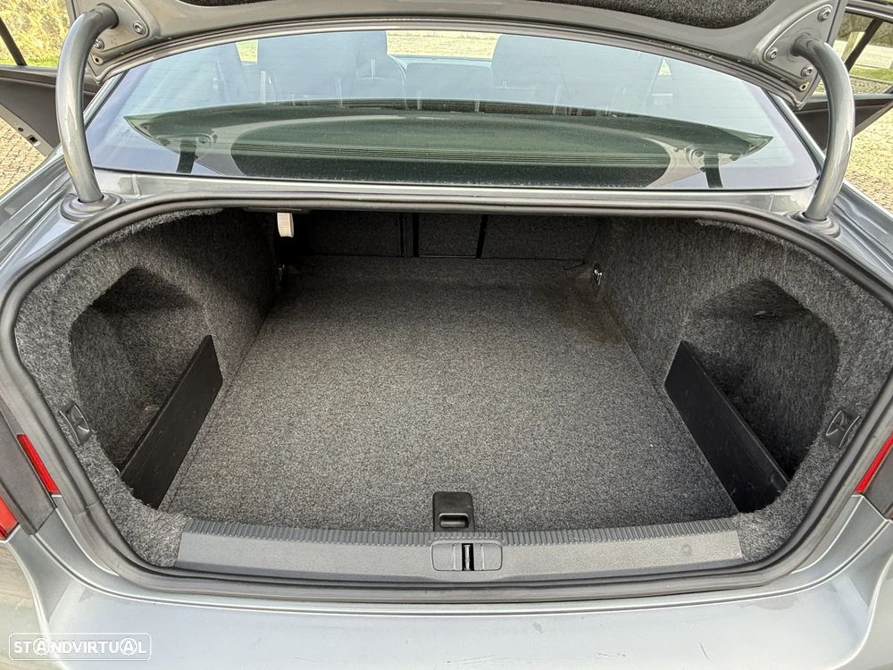 VW Passat 2.0 TDI Highline - 14