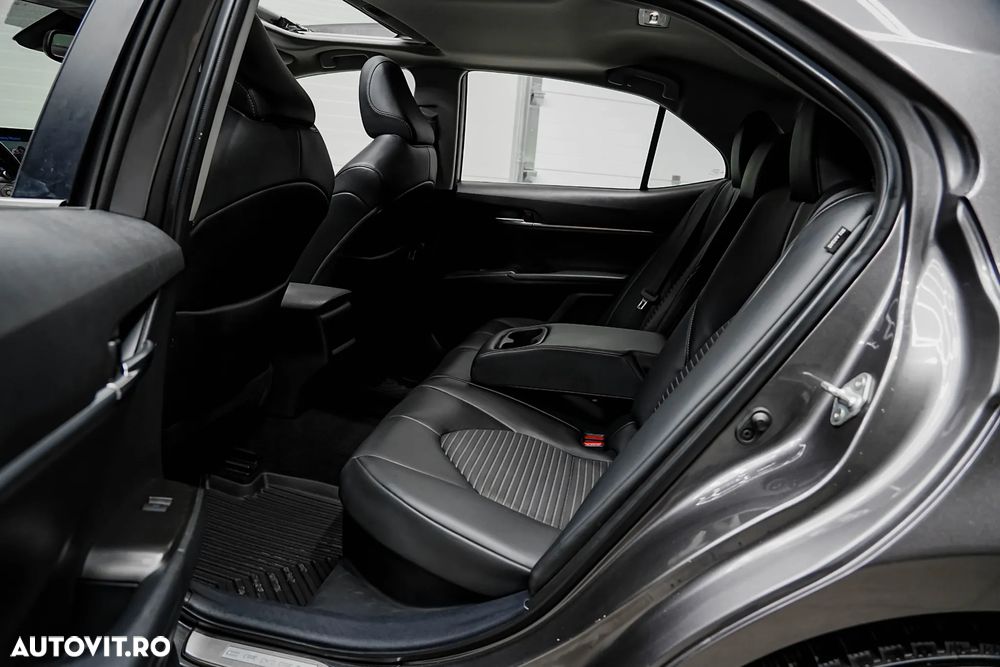 Toyota Camry Luxury - 7