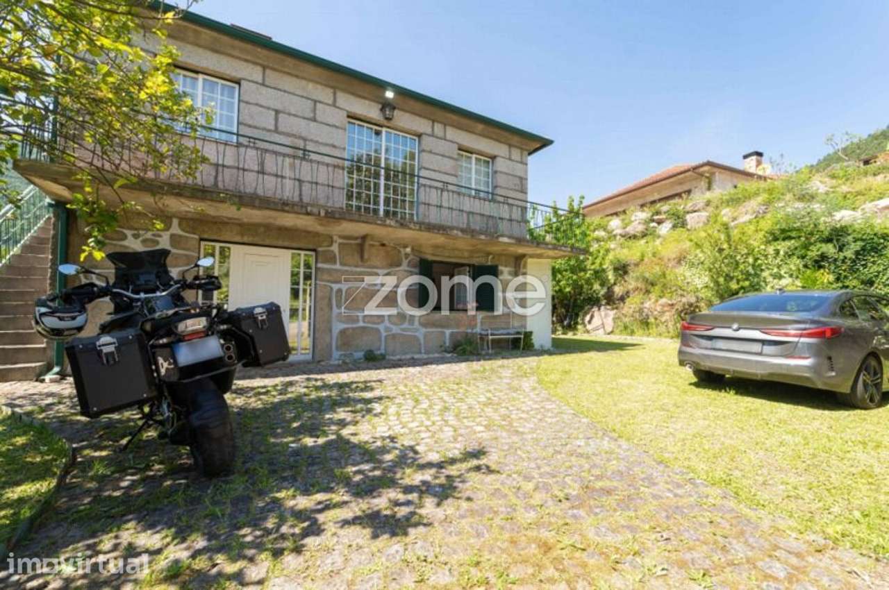 MORADIA T4 NO CORAÇÃO DO GERÊS COM GRANDE POTENCIAL PARA TURISMO - Grande imagem: 2/33