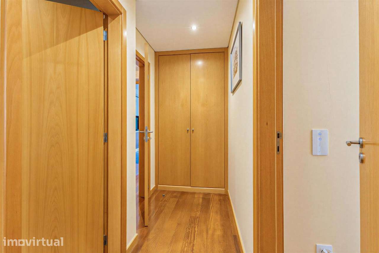 Apartamento T2 com varanda e garagem individual para duas viaturas... - Grande imagem: 5/31