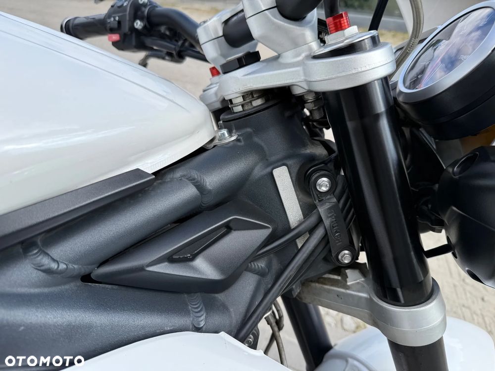 Triumph Street Triple - 11