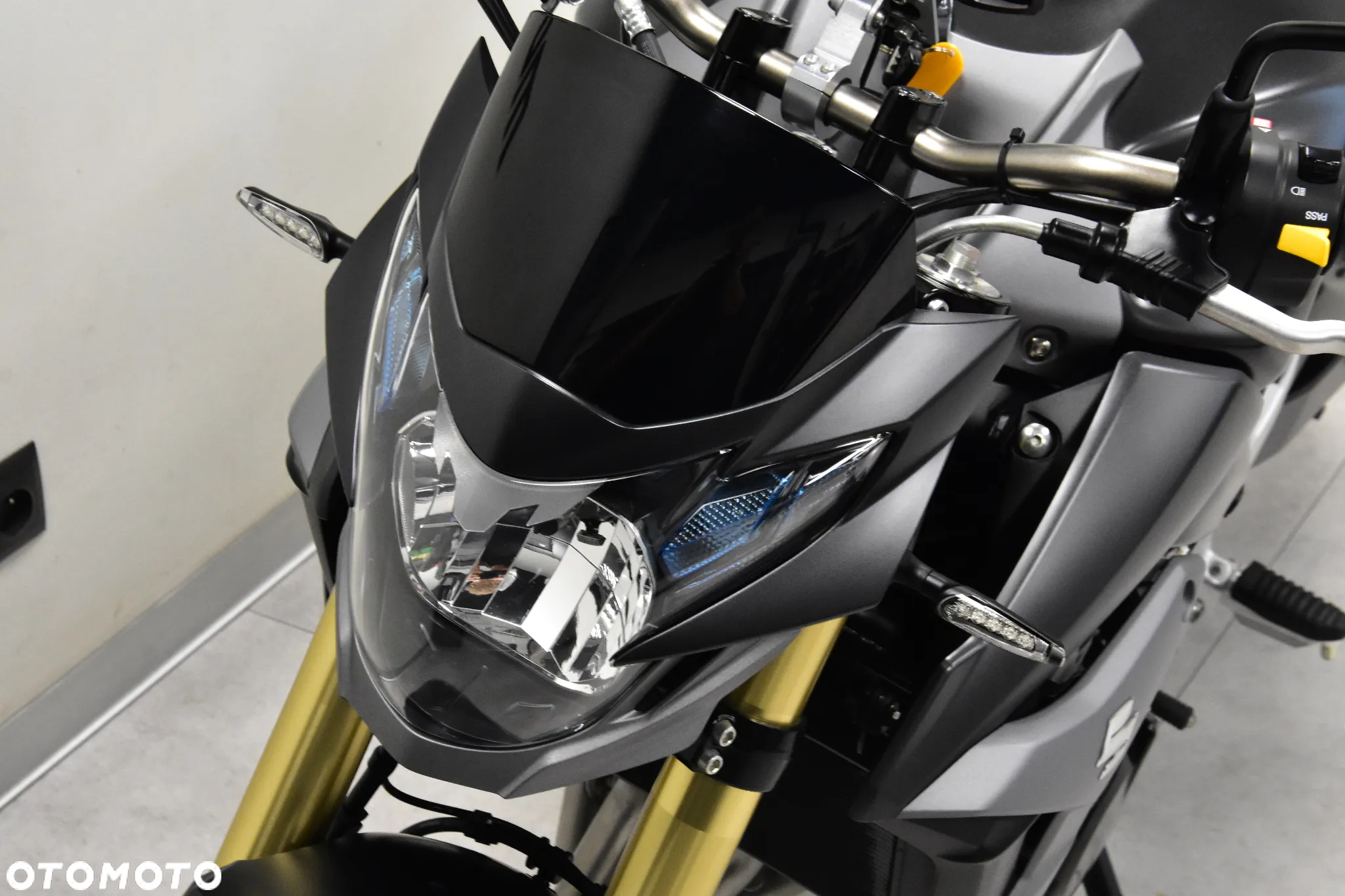 Suzuki GSR - 19