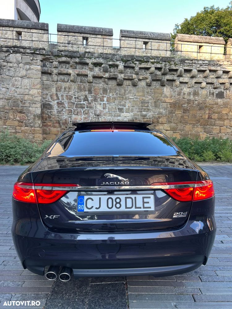Jaguar XF 20d AWD Portfolio - 10