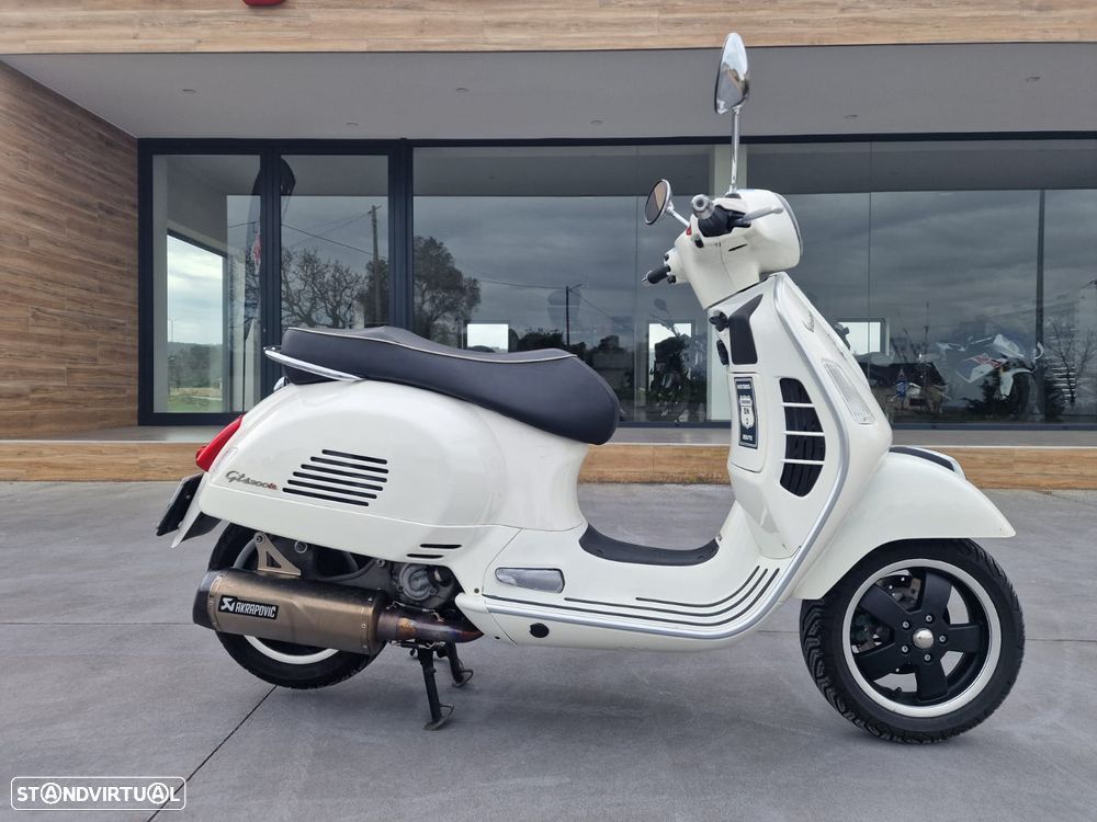 Piaggio Vespa GTS 300 Super - 1
