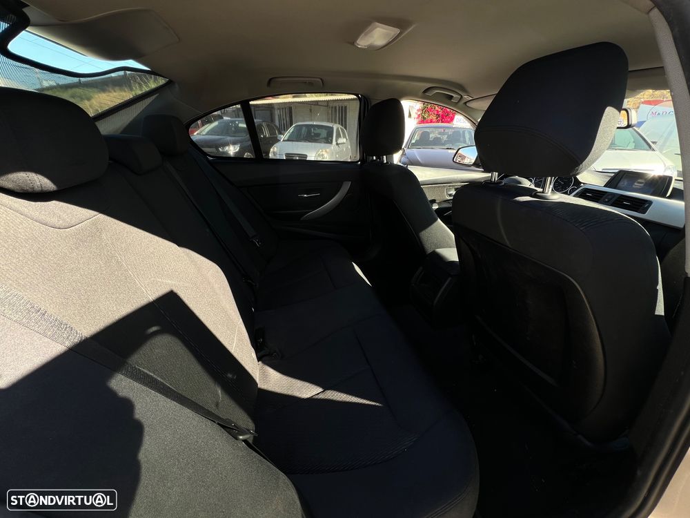 BMW 320 d EfficientDynamics Auto - 10